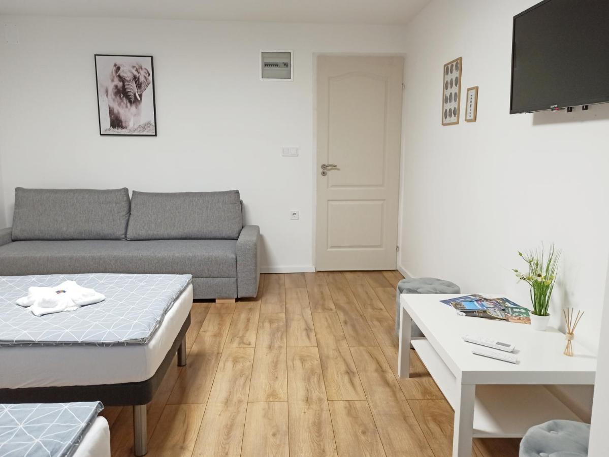Grafit Apartmanok Гойдунанаш Екстер'єр фото